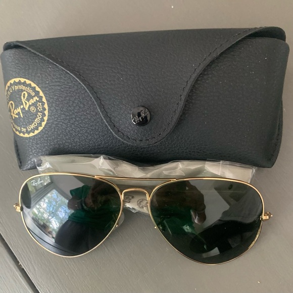 Ray-Ban Gold Aviator Sunglasses with Black Case - Picture 1 of 3